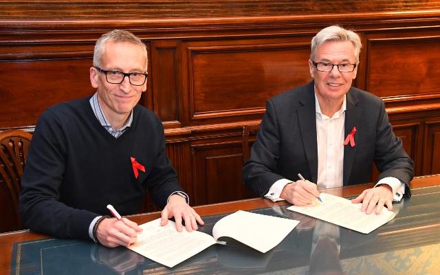 Grant Sugden & Cllr Cunningham signing the Paris Declaration on Fast-Track Cities. 